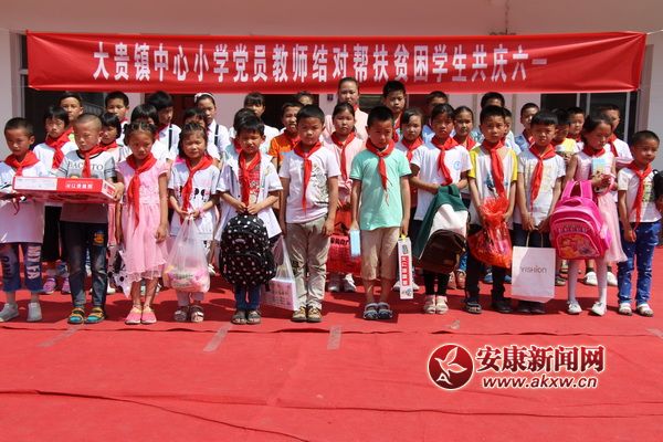 被幫扶的貧困、留守兒童合影 劉仁平攝.jpg