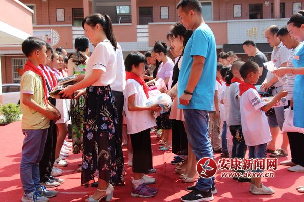 愛心捐贈(zèng) 劉仁平攝.jpg