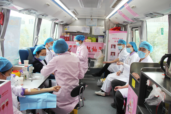 醫(yī)者仁心 大愛無(wú)疆 挽袖獻(xiàn)血 守護(hù)生命 ——安康市人民醫(yī)院開展冬季愛心獻(xiàn)血活動(dòng)