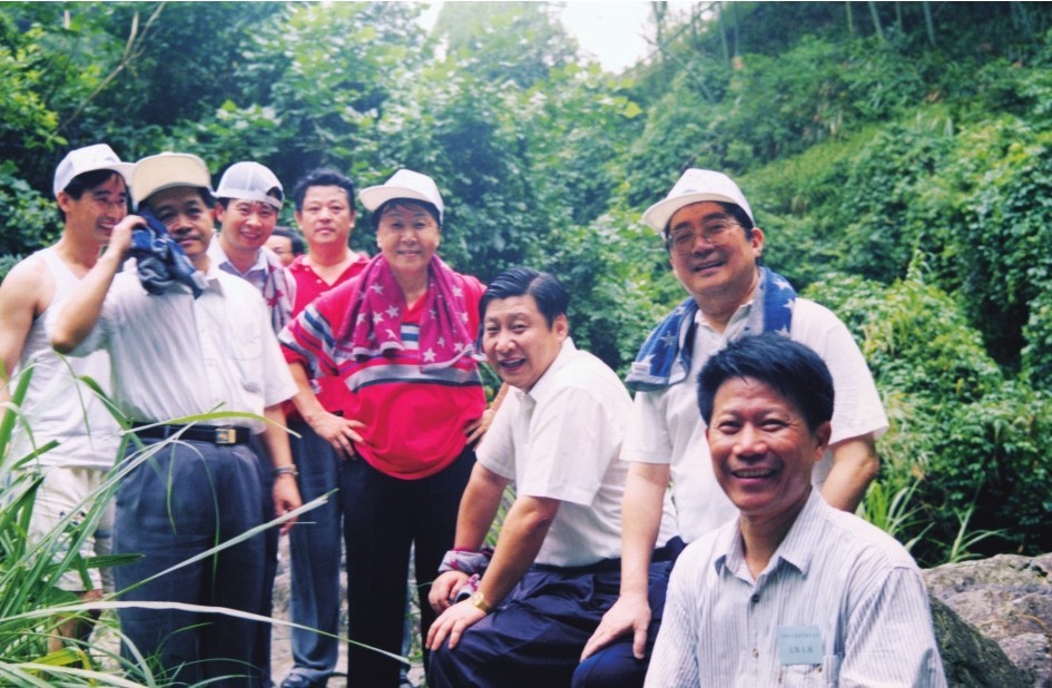 1999年6月，習(xí)近平在福州森林公園參加紀(jì)念毛主席“發(fā)展體育運(yùn)動，增強(qiáng)人民體質(zhì)”題詞47周年登山健身活動。（圖片來源：《習(xí)近平在福建（下冊）》