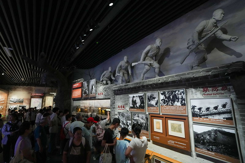 2025年7月8日，參觀(guān)者在中國(guó)人民抗日戰(zhàn)爭(zhēng)紀(jì)念館參觀(guān)《為了民族解放與世界和平》主題展覽。