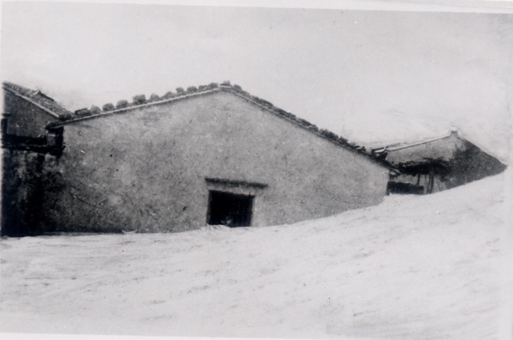 昔日的東山島風(fēng)沙掩埋部分村民村舍（資料照片）。