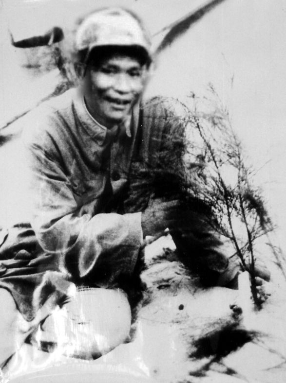 谷文昌與試種成活的木麻黃（資料照片）。