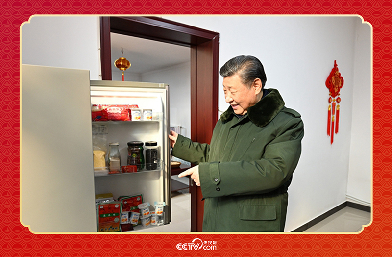 2024年春節(jié)前夕，習近平總書記在天津第六埠村考察時，走進村民杜洪剛家看望。