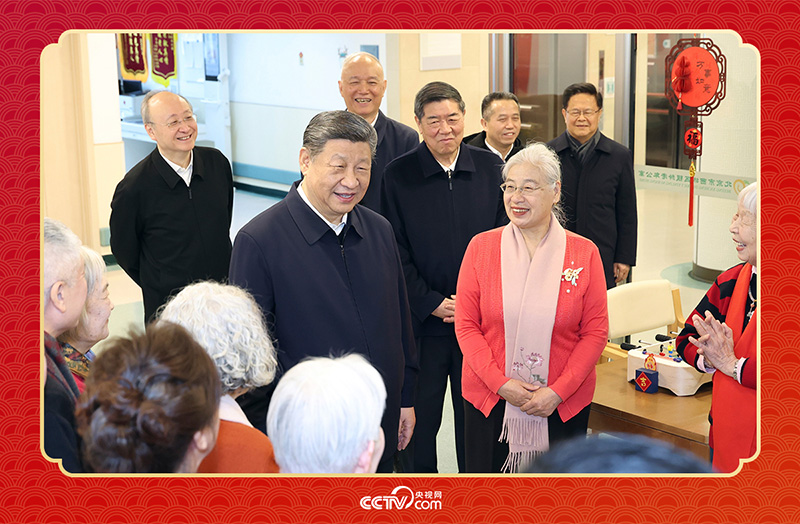 2026年2月10日，習近平總書記在北京西城區(qū)“吾老·新街”養(yǎng)老服務(wù)街區(qū)銀齡老年公寓考察時，同老人們親切交流。