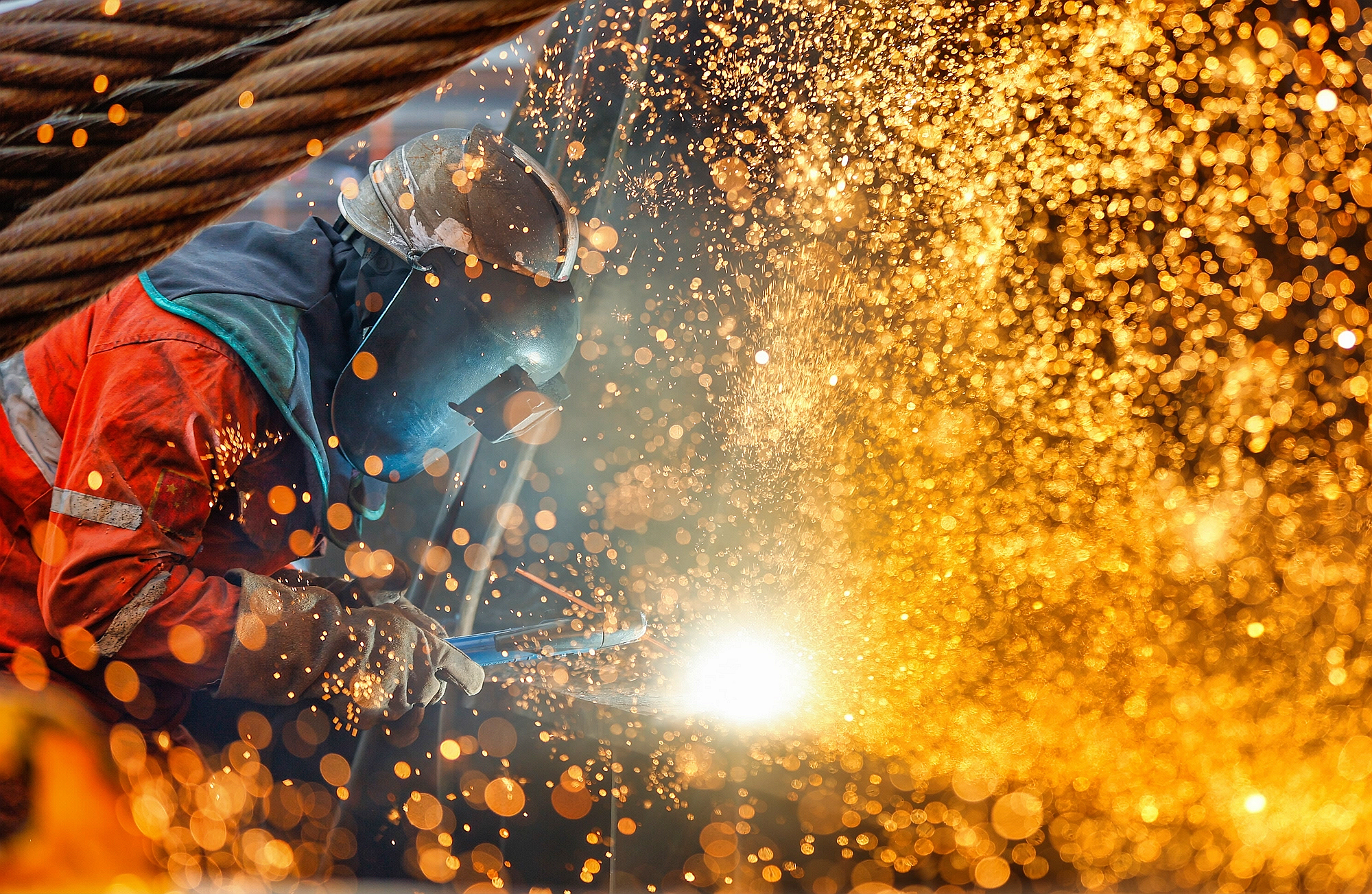 △ 2026年1月29日，在天津市濱海新區(qū)，海上油氣平臺建設(shè)工人進行現(xiàn)場施工。