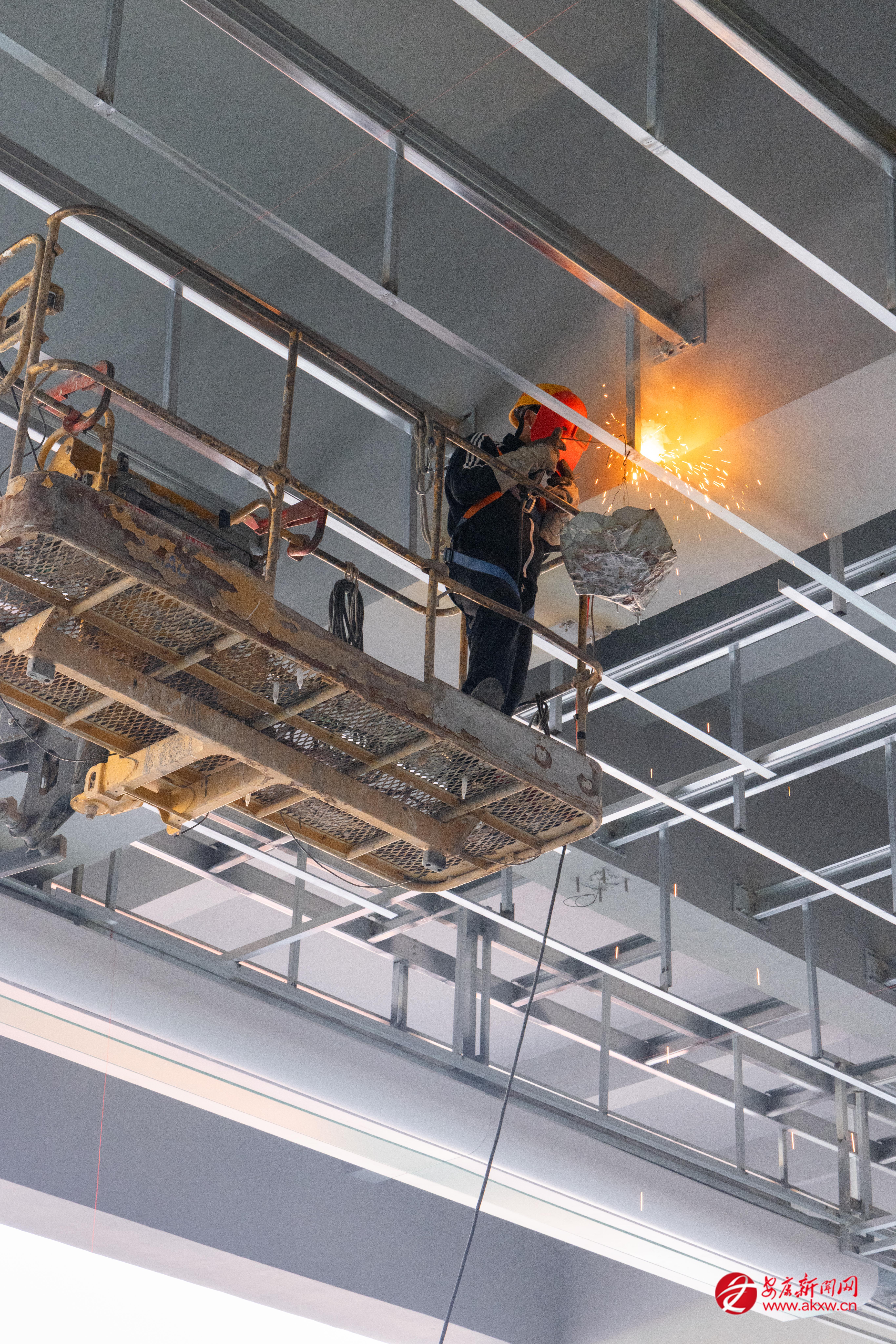 站臺吊頂裝飾施工