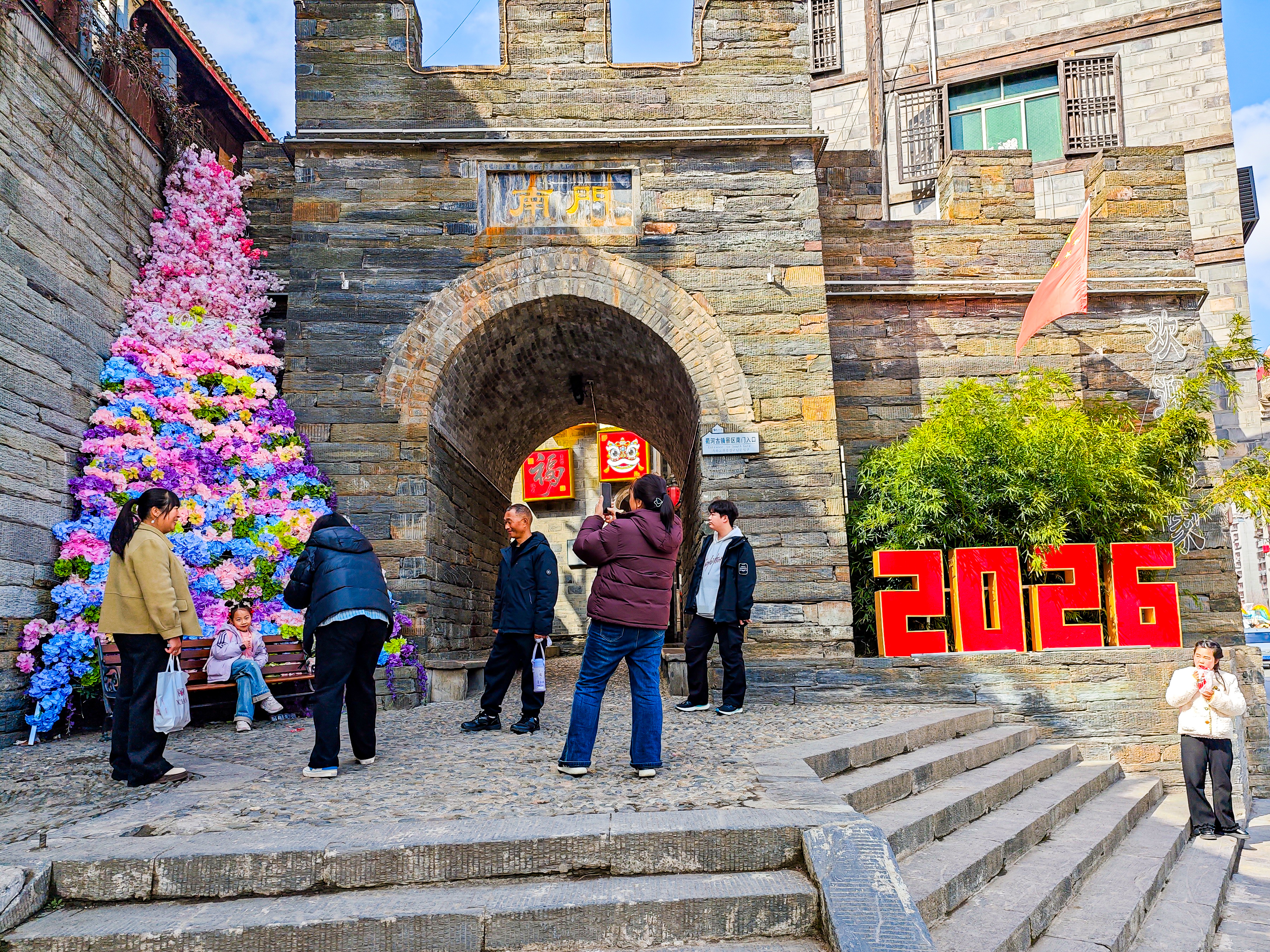 游客在古鎮(zhèn)拍照打卡