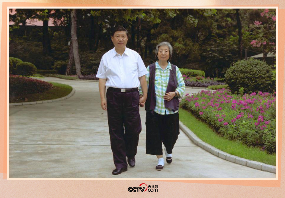 習近平陪母親齊心散步。